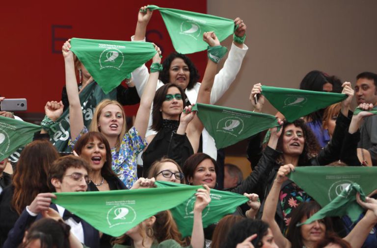 DEZENAS DE MULHERES PROTESTAM NA PASSADEIRA VERMELHA DE CANNES PELO DIREITO AO ABORTO