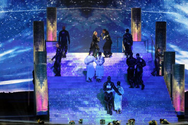 ORGANIZAÇÃO DA EUROVISÃO APANHADA DE SURPRESA COM BANDEIRAS EM ATUAÇÃO DE MADONNA