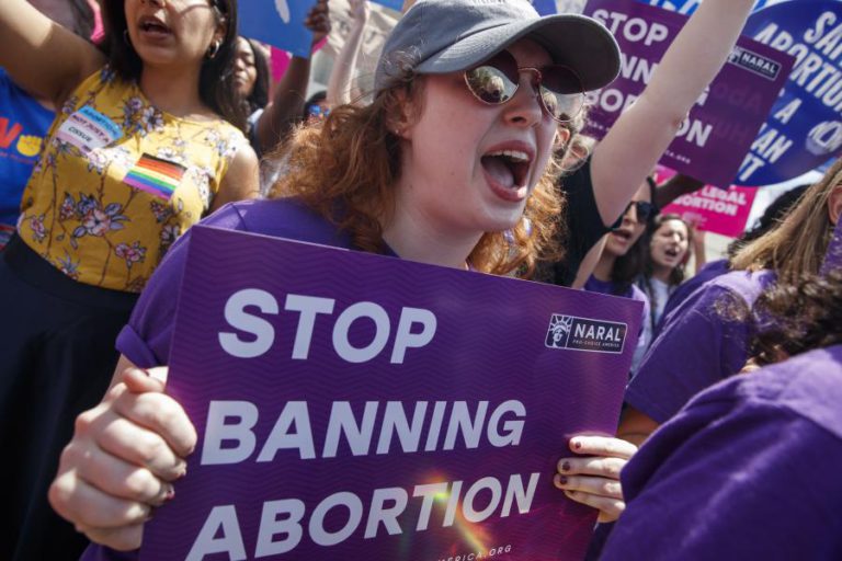 SUPREMO TRIBUNAL DOS EUA TOMA POSIÇÃO DE MEIO-TERMO SOBRE ABORTO