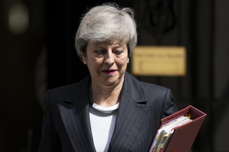 PRIMEIRA-MINISTRA BRITÂNICA ANUNCIA DEMISSÃO DEVIDO AO FRACASSO NO ‘BREXIT’