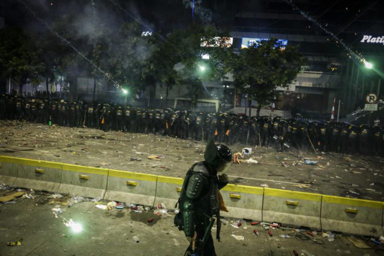 MAIS DE 250 PESSOAS DETIDAS EM JACARTA NA SEQUÊNCIA DE CONFRONTOS