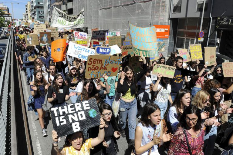 MAIS DE MIL ESTUDANTES MANIFESTAM-SE NO PORTO EM DEFESA DO PLANETA