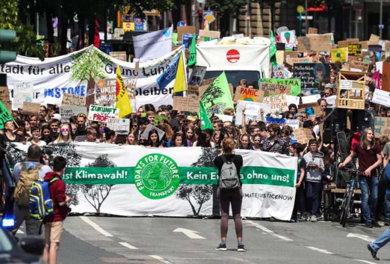 MILHARES DE JOVENS NA RUA EM MANIFESTAÇÕES NA ALEMANHA PARA DEFESA DO CLIMA