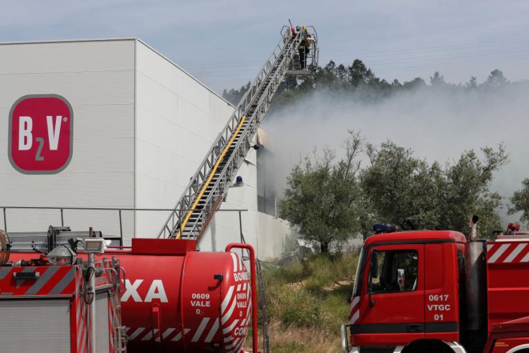 BOMBEIROS EXTINGUIRAM ÀS 16:00 UM FOGO NUMA UNIDADE INDUSTRIAL DE COIMBRA