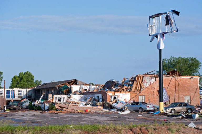 PELO MENOS DOIS MORTOS E 29 FERIDOS EM TORNADO NO OKLAHOMA NOS EUA