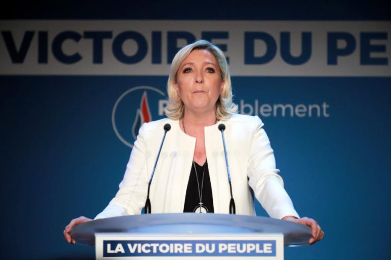 LE PEN PEDE DISSOLUÇÃO DA ASSEMBLEIA NACIONAL EM FRANÇA