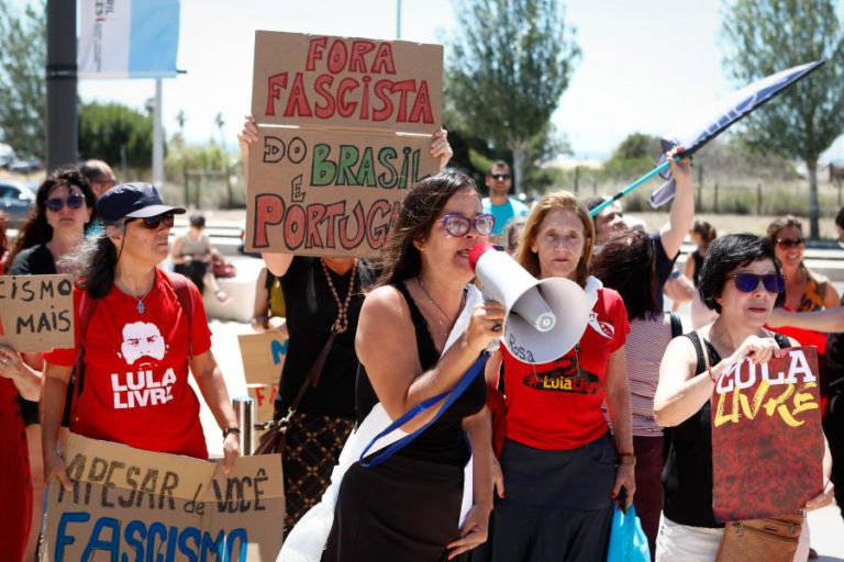 TRÊS DEZENAS DE ATIVISTAS EM PROTESTO CONTRA PRESENÇA DE SERGIO MORO EM PORTUGAL
