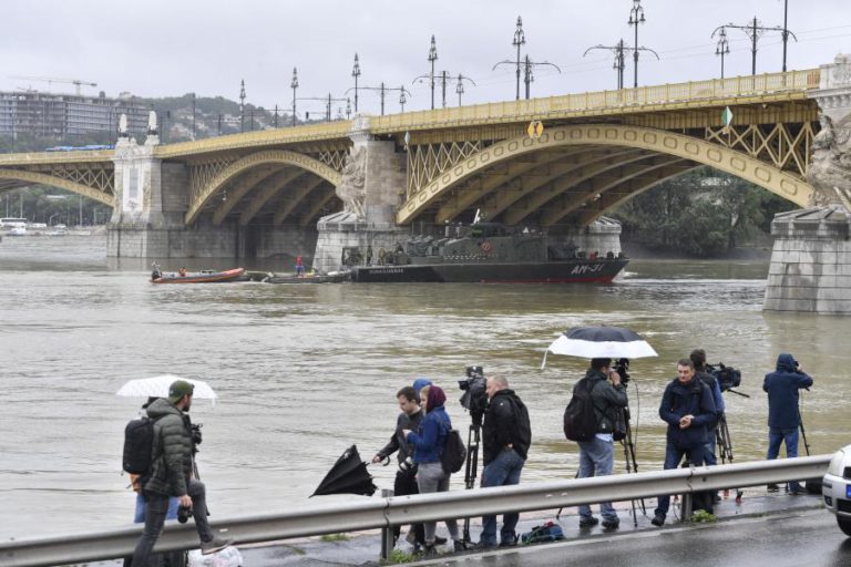 DETIDO COMANDANTE DE NAVIO QUE COLIDIU COM BARCO DE TURISMO EM BUDAPESTE
