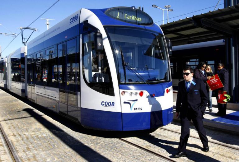 COMPOSIÇÃO DO METRO DE SUPERFÍCIE ATINGIDA A TIRO EM ALMADA