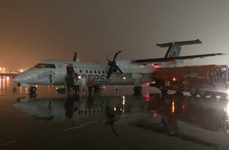 CAMIÃO DE ABASTECIMENTO COLIDE COM AVIÃO DA AIR CANADA
