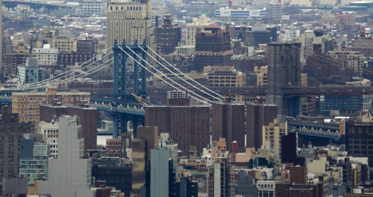 UM MORTO NA QUEDA DE UM HELICÓPTERO SOBRE EDIFÍCIO EM MANHATTAN, NOVA IORQUE