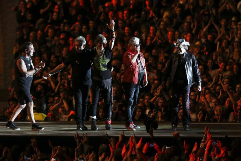 COMUNIDADE PORTUGUESA EM CABO VERDE HOMENAGEIA XUTOS & PONTAPÉS NA PRAIA