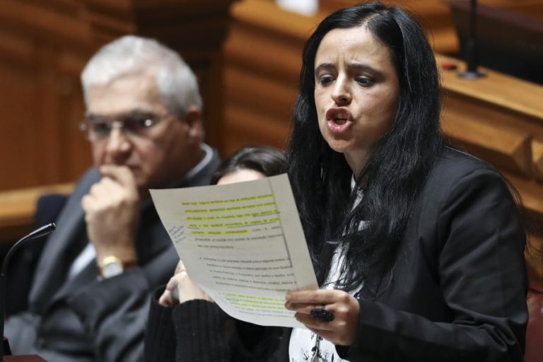 PCP E BE QUEREM MANUAIS GRATUITOS COM FORÇA DE LEI, DIREITA QUESTIONA CUSTOS