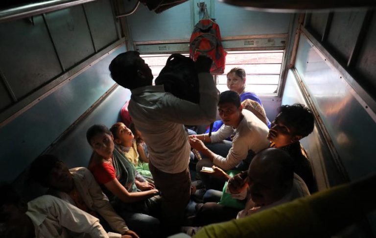 QUATRO PASSAGEIROS DE COMBOIO MORREM DEVIDO A CALOR EXTREMO NA ÍNDIA