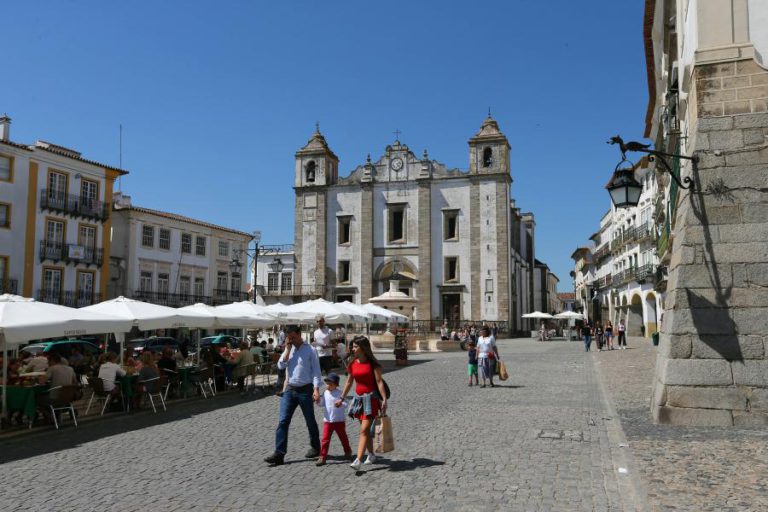 “BONECOS” VÃO “ANDAR À SOLTA” EM ÉVORA COM BIENAL DE MARIONETAS