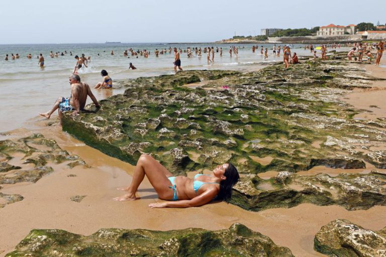PRAIAS DO TAMARIZ E CARCAVELOS TOTALMENTE ABERTAS A BANHOS, SEGUNDO CAPITANIA