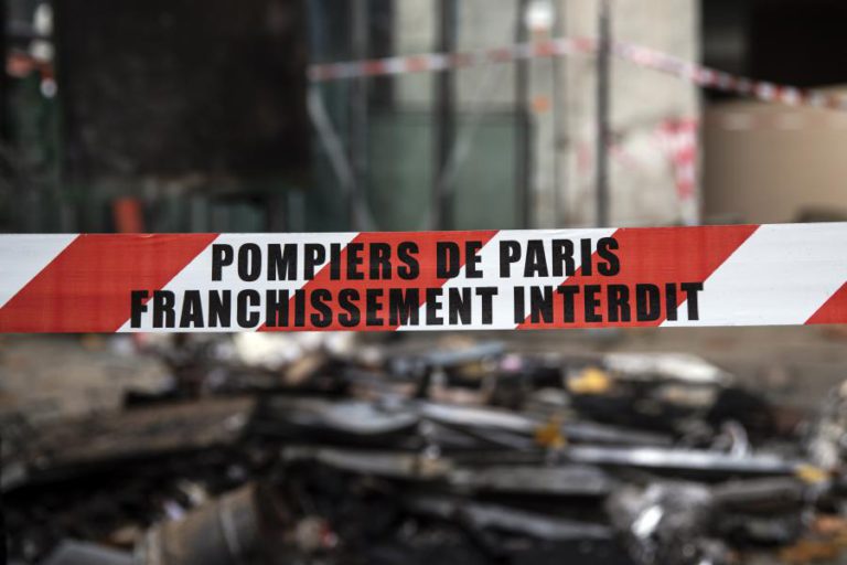 TRÊS MORTOS EM INCÊNDIO NUM PRÉDIO NO CENTRO DE PARIS