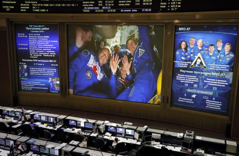 AUSTRONAUTAS ATERRAM NO CAZAQUISTÃO APÓS MISSÃO NA ESTAÇÃO ORBITAL INTERNACIONAL