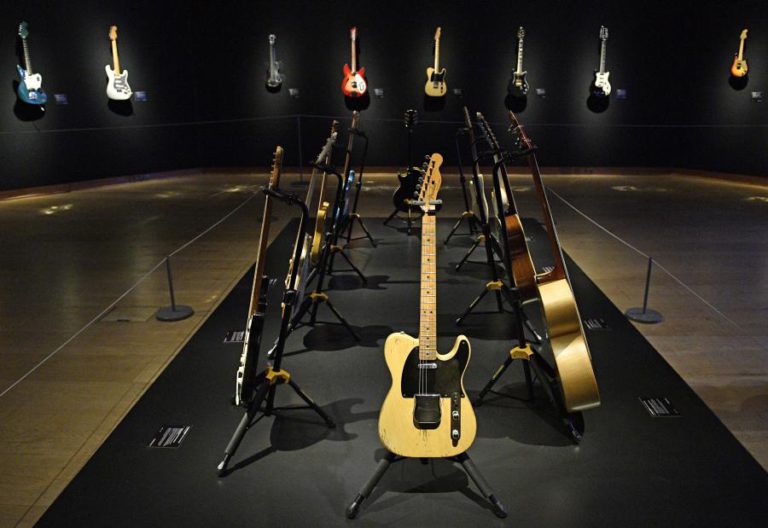 LEILÃO DE GUITARRAS DE DAVID GILMOUR, DOS PINK FLOYD, RENDE 21,5 MUSD
