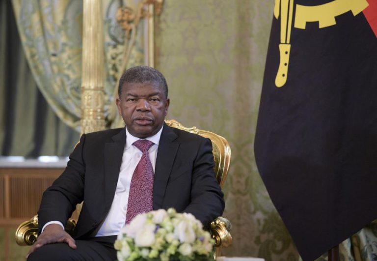 PRESIDENTE ANGOLANO EXORTA OPERADORES PETROLÍFEROS A INVESTIREM EM ANGOLA