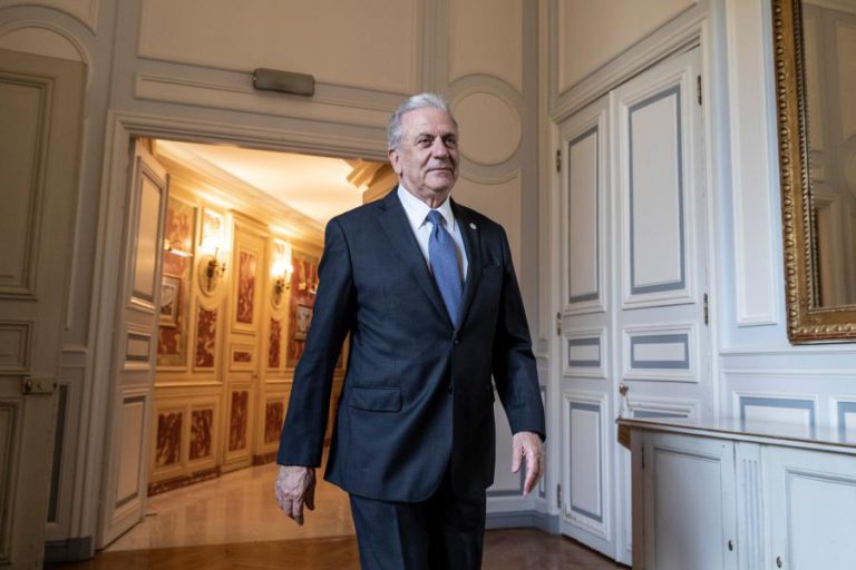 COMISSÁRIO EUROPEU PEDE A ITÁLIA QUE DEIXE DESEMBARCAR 42 MIGRANTES EM LAMPEDUSA