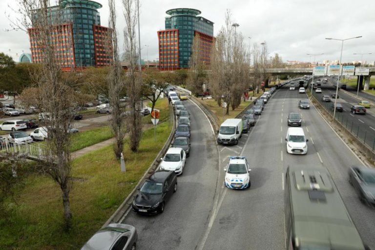 PORTUGAL É O 2.º PAÍS DA UE QUE MAIS USA CARROS COMO PRINCIPAL MEIO DE TRANSPORTE