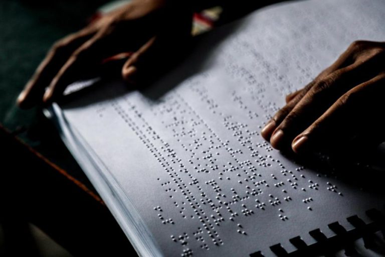 ALUNOS CEGOS FAZEM EXAMES NACIONAIS COM 30 PÁGINAS EM BRAILLE