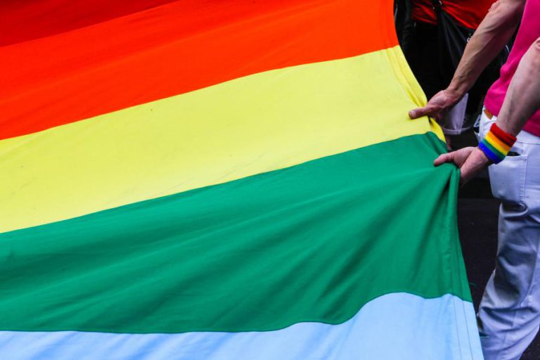 EUA PROÍBE EMBAIXADAS DE HASTEAR BANDEIRA ARCO-ÍRIS PARA ASSINALAR ORGULHO GAY