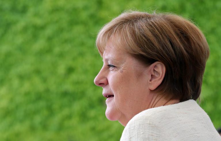 MERKEL GARANTE DETERMINAÇÃO APESAR DA DEMISSÃO DA LÍDER DO PARTIDO DE COLIGAÇÃO