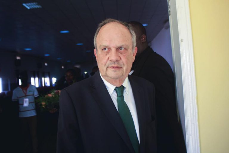 JOÃO SOARES ALERTA CONTRA “TENTAÇÃO DE MATAR O PAI” REFERINDO-SE A JOSÉ EDUARDO DOS SANTOS