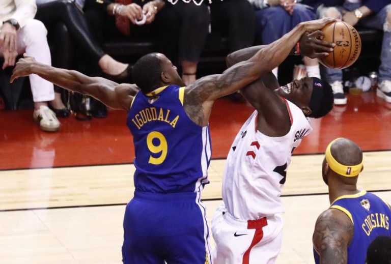 WARRIORS VENCEM EM TORONTO E EMPATAM FINAL DA NBA