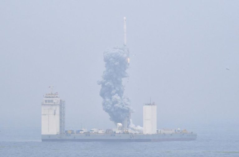 CHINA LANÇA O PRIMEIRO FOGUETÃO COM RECURSO A PLATAFORMA MÓVEL