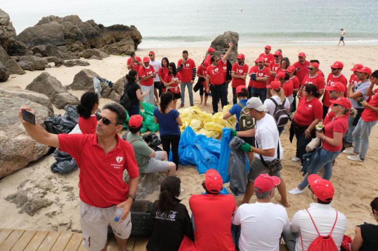 VOLUNTÁRIOS RECOLHERAM 180 QUILOGRAMAS DE LIXO NA PRAIA DE GALAPOS, EM SETÚBAL