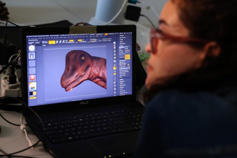 CIENTISTAS QUE USAM PINCÉIS E LÁPIS DE COR EM VEZ DE PIPETAS E TUBOS DE ENSAIO