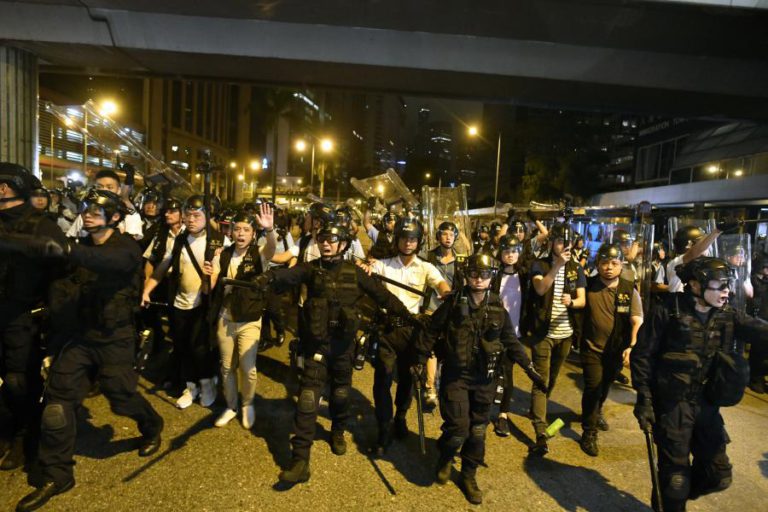 UE PEDE A HONG KONG QUE RESPEITE DIREITOS DOS MANIFESTANTES E EVITE VIOLÊNCIA