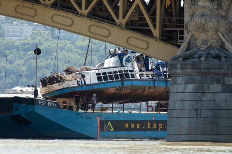 NAVIO NAUFRAGADO NO DANÚBIO RETIRADO DO RIO E NÚMERO DE MORTOS SOBE PARA 24
