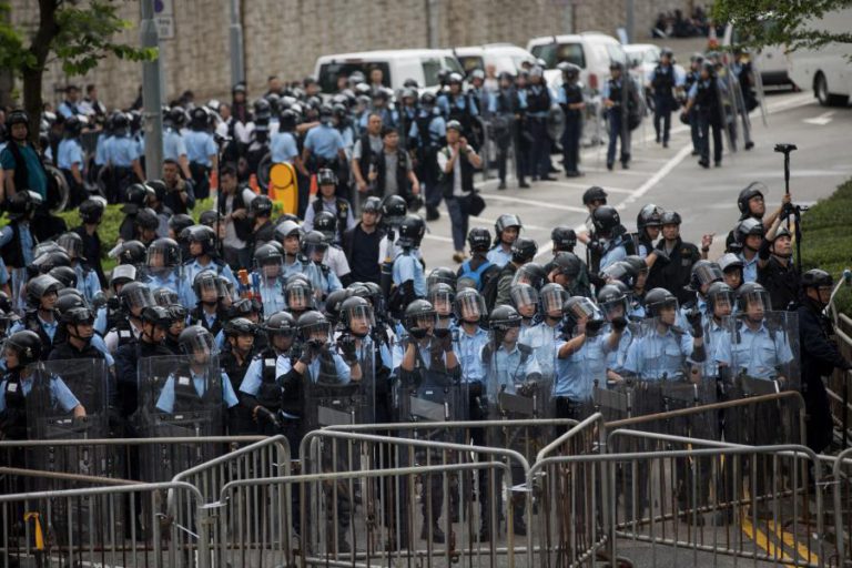 POLÍCIA DE HONG KONG CARREGA SOBRE MANIFESTANTES NO CENTRO DA CIDADE