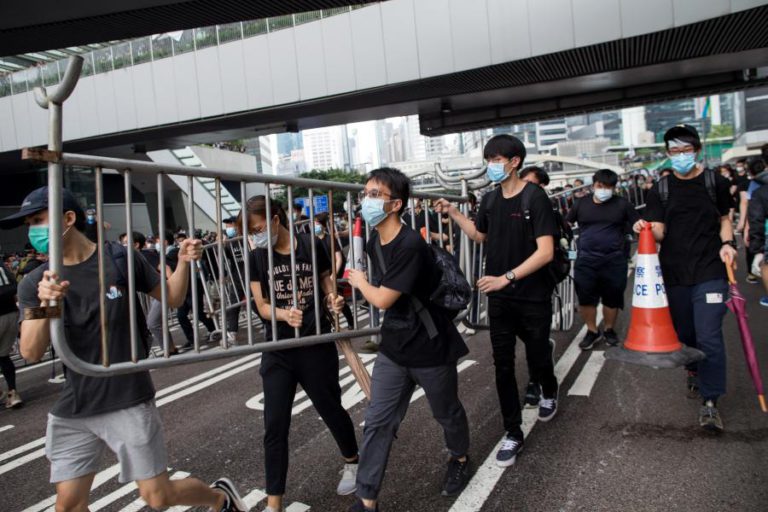 MILHARES DE MANIFESTANTES CERCAM PARLAMENTO EM HONG KONG CONTRA LEI DA EXTRADIÇÃO