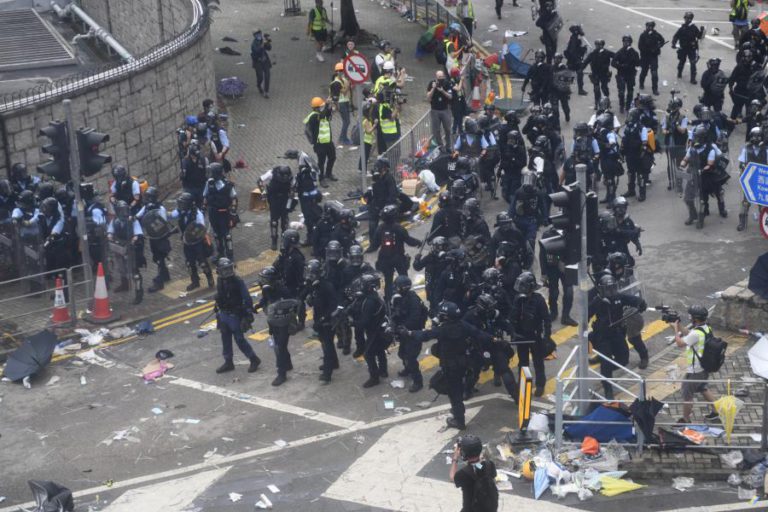 POLÍCIA CONTROLA CENTRO DE HONG KONG E MANIFESTANTES ABANDONAM LOCAL