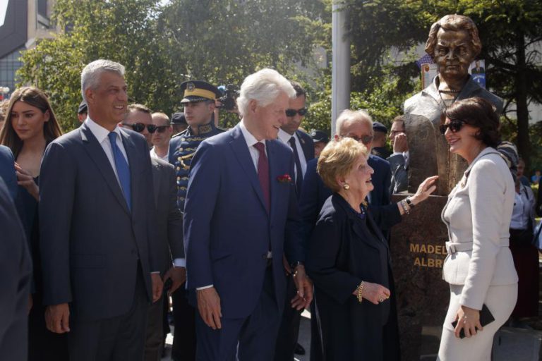 BILL CLINTON FESTEJA EM PRISTINA 20 ANOS DA PRESENÇA DA NATO NO KOSOVO