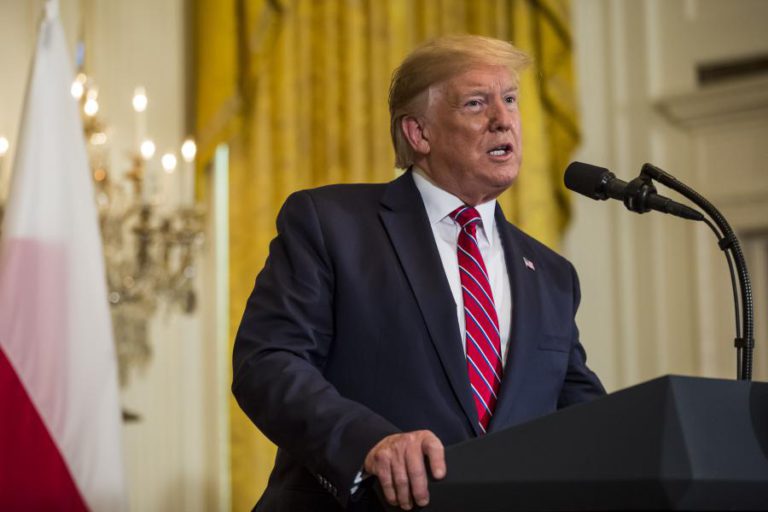 TRUMP DIZ QUE ATAQUES A PETROLEIROS NO MAR DE OMÃ “TÊM A ASSINATURA” DO IRÃO