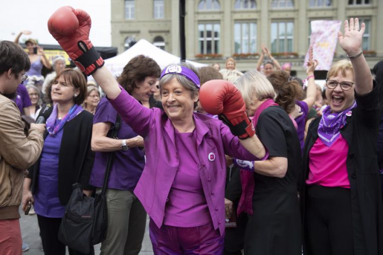 CENTENAS DE MILHARES DE MULHERES RECLAMAM NA SUÍÇA PELOS SEUS DIREITOS