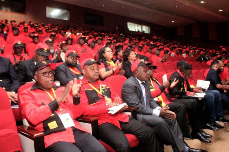 COMITÉ CENTRAL DO MPLA ALARGADO PARA 497 MEMBROS