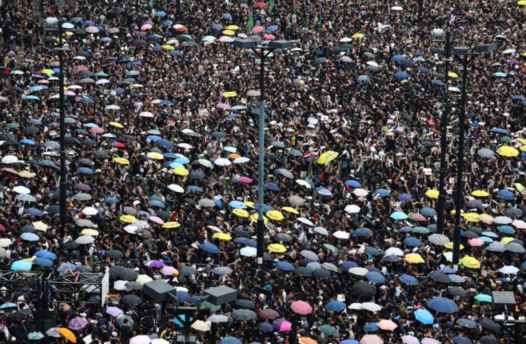 MILHARES NAS RUAS DE HONG KONG PARA TERCEIRO PROTESTO NUMA SEMANA