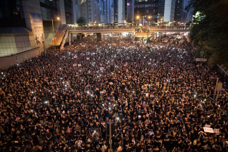 DOIS MILHÕES EM PROTESTO EM HONG KONG NA VÉSPERA DE GREVE GERAL – ORGANIZAÇÃO