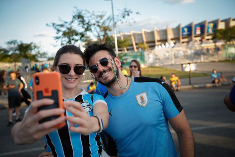 ‘SELFIES’ MATAM CINCO VEZES MAIS DO QUE ATAQUES DE TUBARÃO