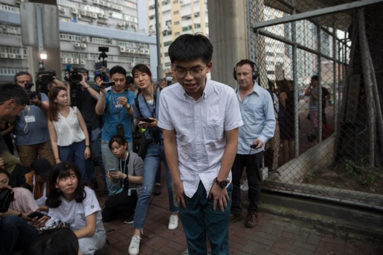 LIBERTADO ATIVISTA PRÓ-DEMOCRACIA E LÍDER DOS PROTESTOS DE 2014 EM HONG KONG