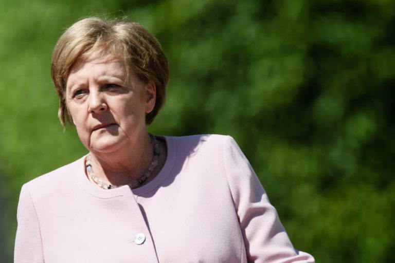 MERKEL SOFRE ATAQUE DE TREMORES DURANTE CERIMÓNIA OFICIAL COM PR UCRANIANO