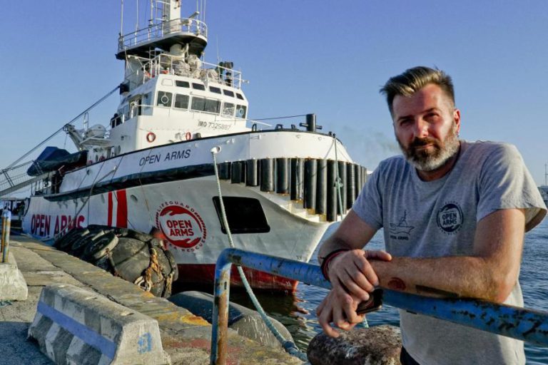 MIGRANTES RESGATADOS POR “OPEN ARMS” REPARTIDOS POR LAMPEDUSA E POZZALO