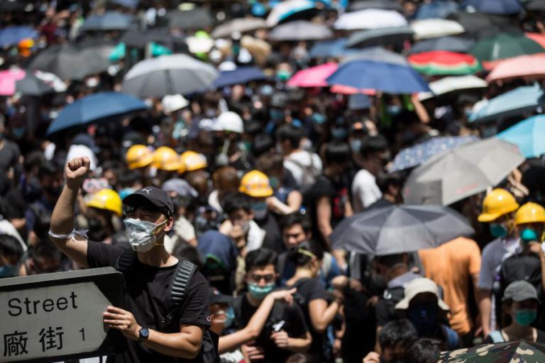 HONG KONG PALCO DE NOVO PROTESTO CONTRA LEI DA EXTRADIÇÃO, JOVENS BLOQUEIAM RUAS